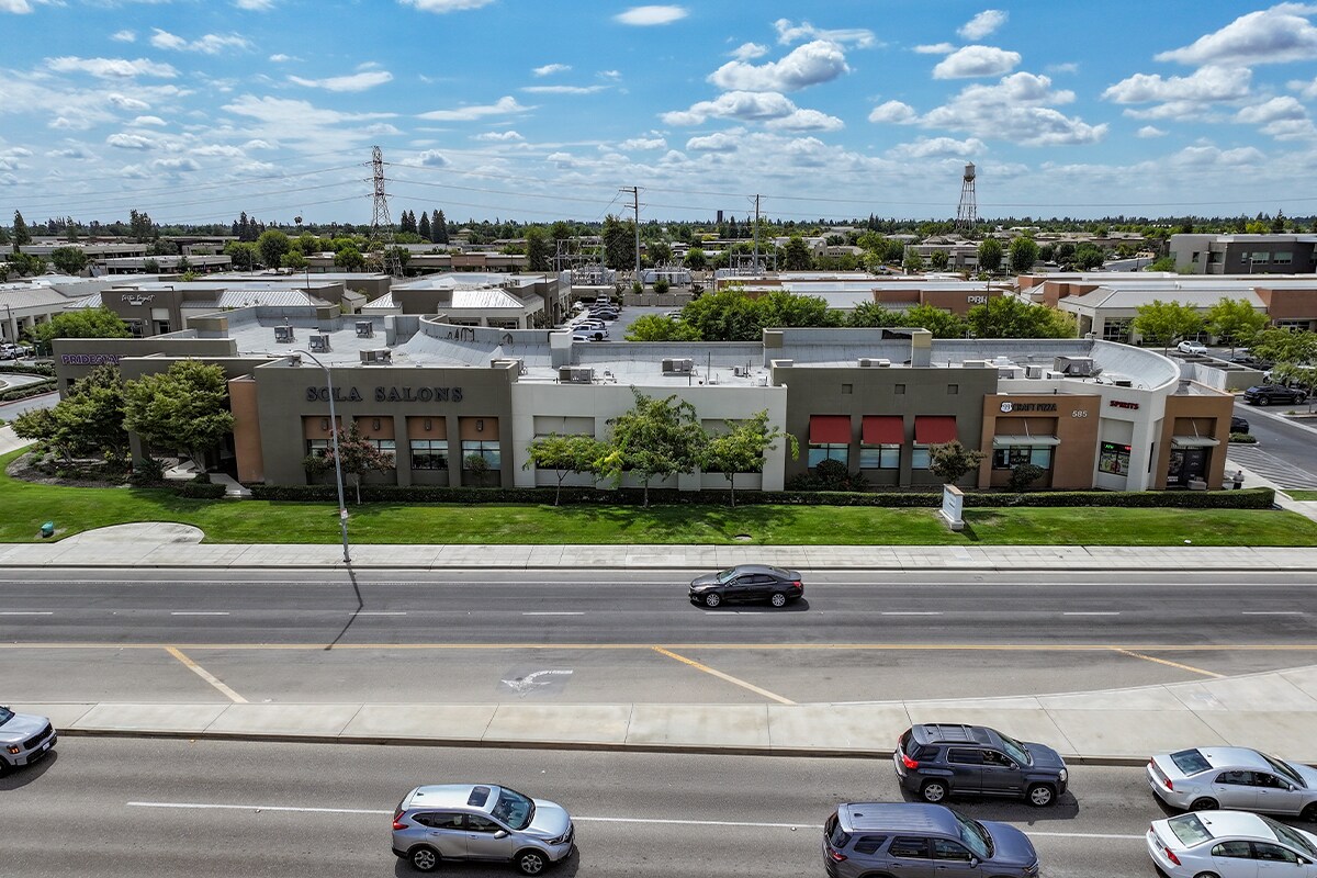 585 W Nees Ave, Fresno, CA à louer Photo de l’immeuble– Image 1 sur 3