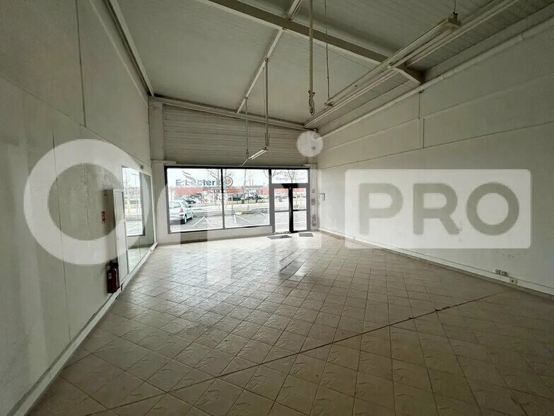 Local commercial dans Dammarie-les-Lys à louer - Photo de l’immeuble – Image 1 sur 7