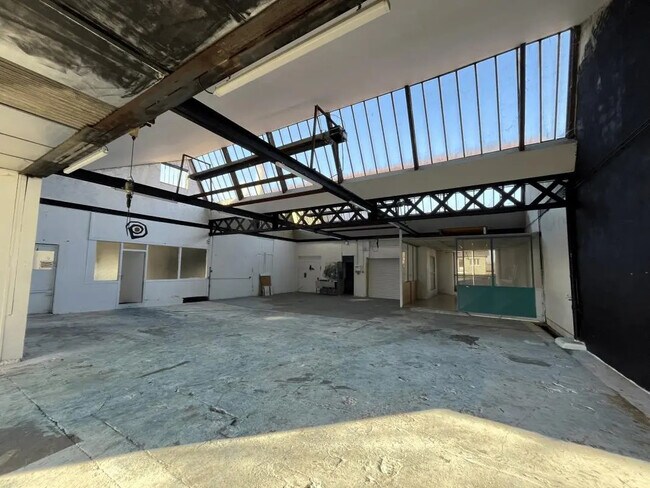 Plus de détails pour 1033 Avenue Victor Hugo, Rillieux-la-Pape - Local d'activités à louer