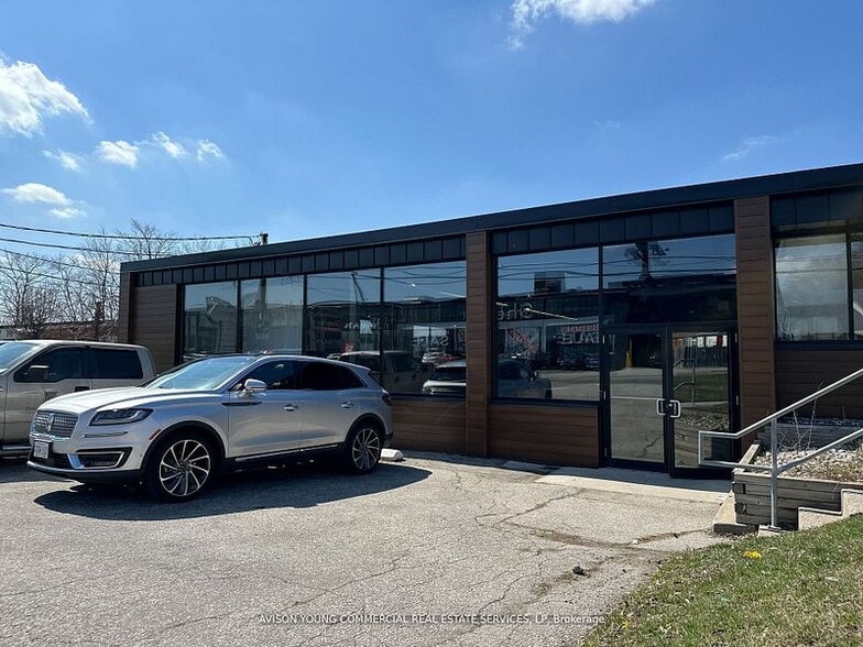 894 Caledonia Rd, Toronto, ON à louer - Photo de l’immeuble – Image 1 sur 9