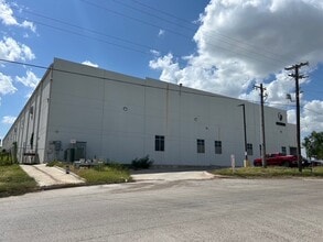 13802 N Unitec Dr, Laredo, TX à louer Photo de l’immeuble– Image 1 sur 15