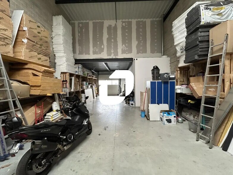 Local d’activités dans Saint-Pierre-du-Perray à louer - Photo intérieure – Image 2 sur 4