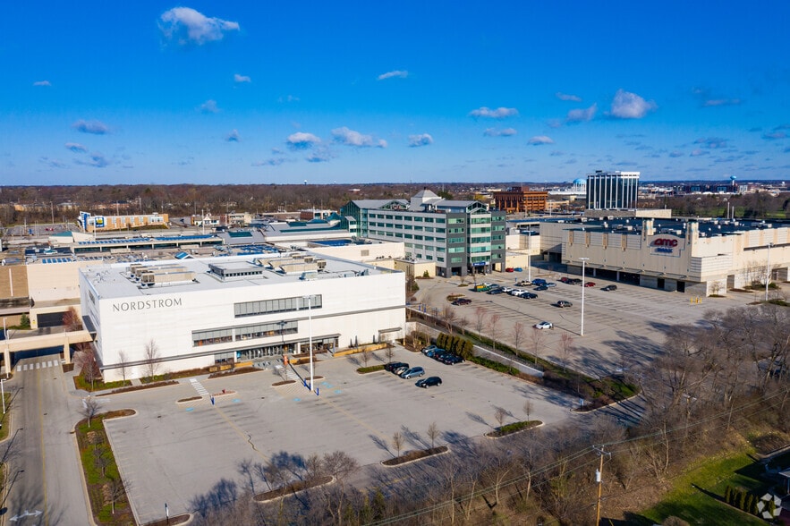 2500 N Mayfair Rd, Wauwatosa, WI à louer - Photo de l’immeuble – Image 2 sur 10