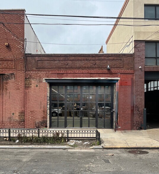 32 Meadow St, Brooklyn, NY à louer - Photo de l’immeuble – Image 2 sur 15