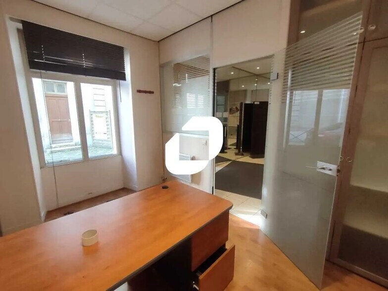 Bureau dans Versailles à louer - Photo de l’immeuble – Image 2 sur 15