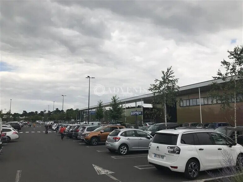 Local commercial dans Le Pian-Médoc à louer - Photo de l’immeuble – Image 1 sur 7