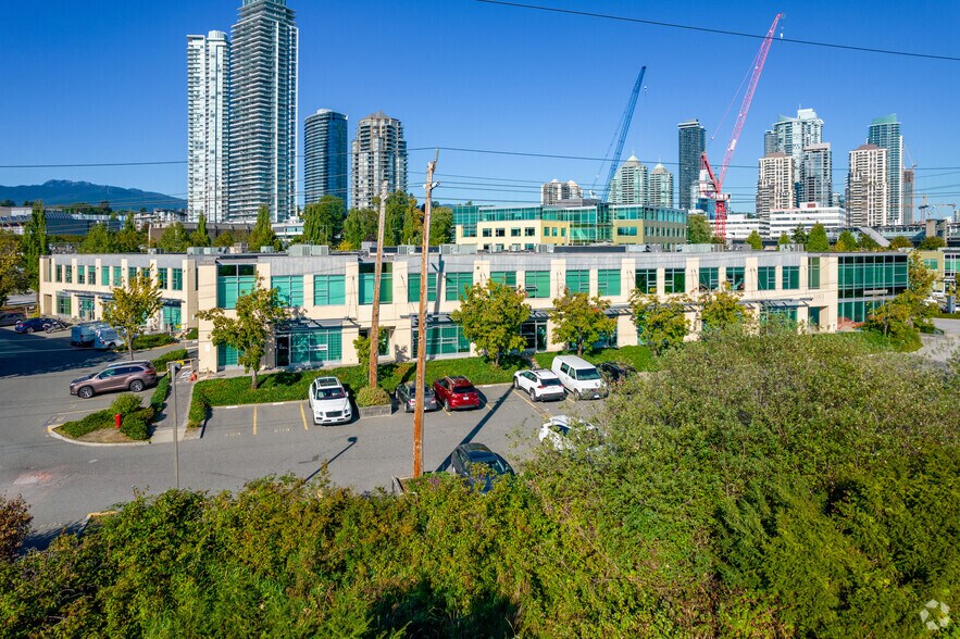 3993 Henning Dr, Burnaby, BC à louer - Photo de l’immeuble – Image 3 sur 8