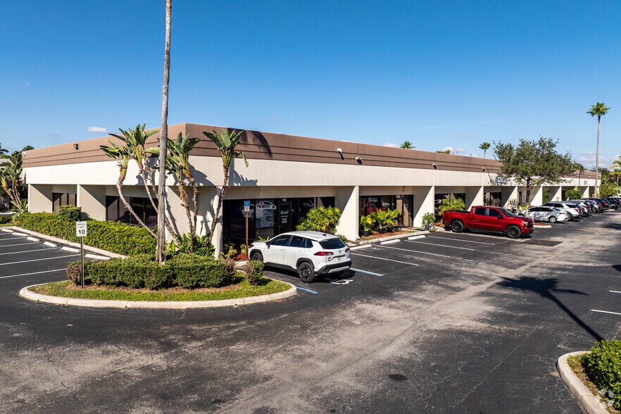5400 S University Dr, Davie, FL à louer - Photo de l’immeuble – Image 1 sur 6