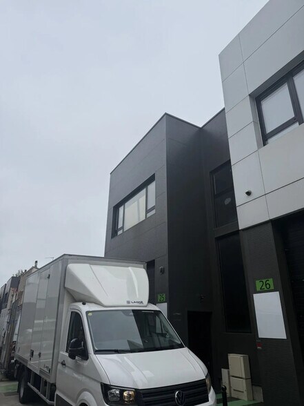 Local d’activités dans Romainville à louer - Photo de l’immeuble – Image 1 sur 4