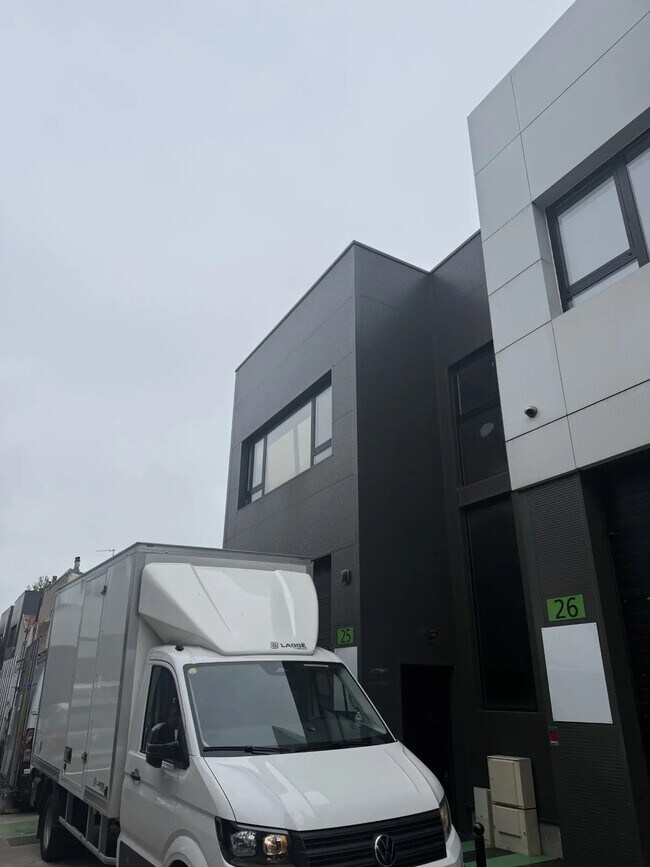 Plus de détails pour Local d'activités à louer