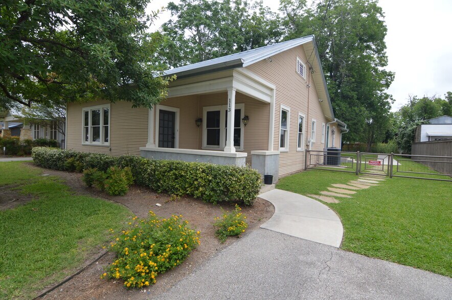 113 Rosewood Ave, Boerne, TX à vendre - Photo de l’immeuble – Image 1 sur 10