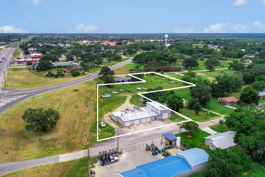 1610 E St, Floresville, TX à vendre - Photo de l’immeuble – Image 1 sur 12