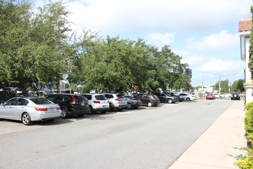 2711 N Orange Blossom, Kissimmee, FL à louer - Photo de l’immeuble – Image 3 sur 8