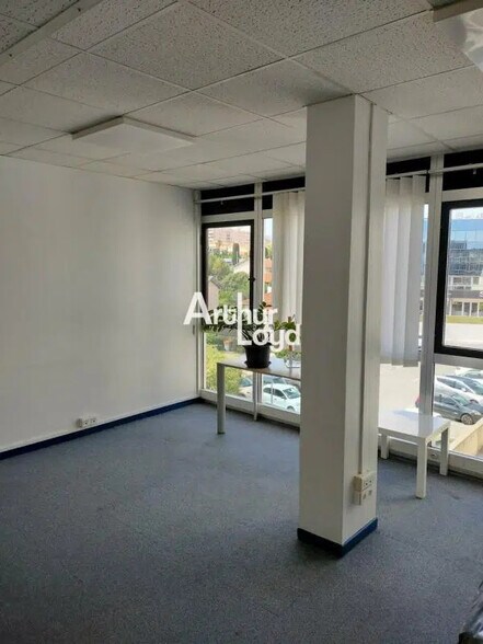 Bureau dans Saint-Laurent-du-Var à louer - Photo de l’immeuble – Image 3 sur 5