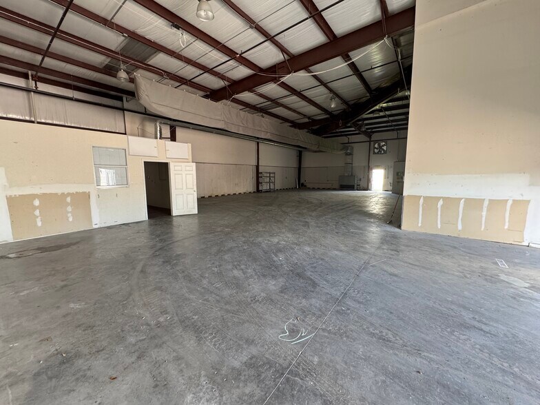 7355 Commercial Cir, Fort Pierce, FL à louer - Photo de l’immeuble – Image 2 sur 12