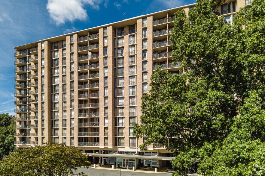 4600 S Four Mile Run Dr, Arlington, VA à vendre - Photo de l’immeuble – Image 3 sur 5