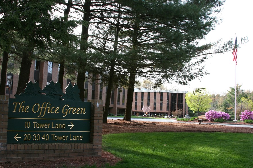 10-40 Tower Ln, Avon, CT à louer - Photo de l’immeuble – Image 1 sur 13