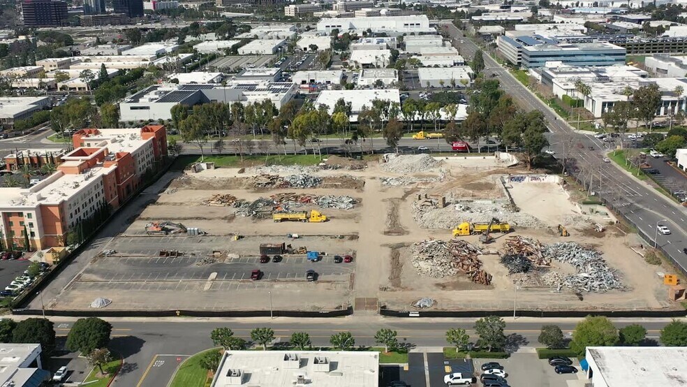 17300 Red Hill Ave, Irvine, CA à louer - Vidéo sur l’annonce professionnelle – Image 2 sur 8