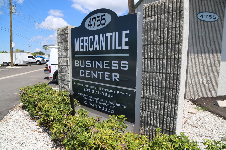 4755 Mercantile Ave, Naples, FL à louer - Photo de l’immeuble – Image 2 sur 4