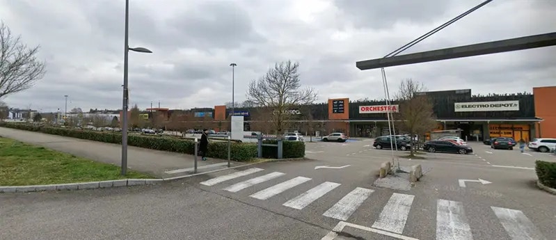 Local commercial dans à louer - Photo de l’immeuble – Image 1 sur 1