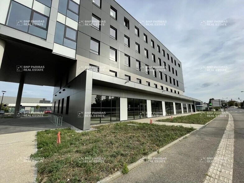 Local commercial dans à louer - Photo de l’immeuble – Image 2 sur 17