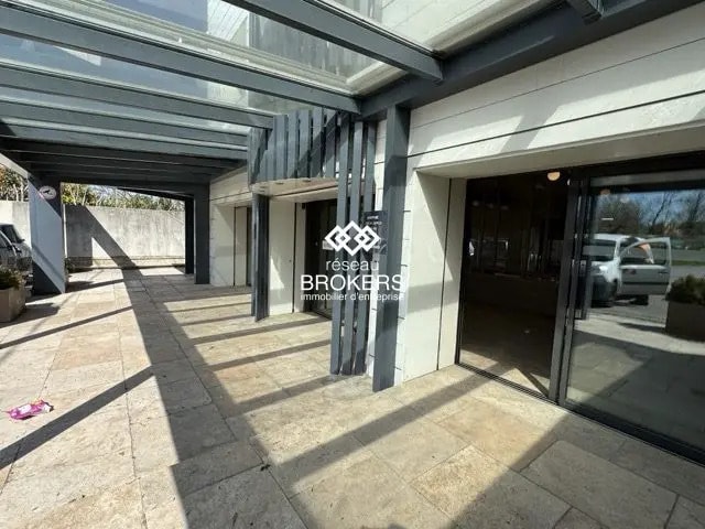 Local commercial dans L'ISLE-SUR-LA-SORGUE à louer - Hall d’entrée – Image 1 sur 8