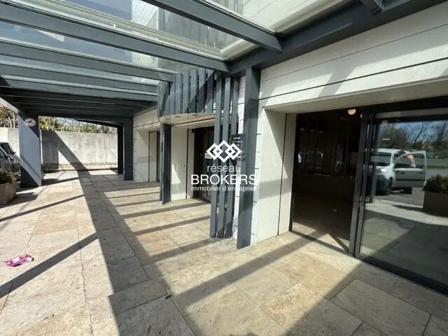 Local commercial dans L'ISLE-SUR-LA-SORGUE à louer Hall d’entrée– Image 1 sur 9