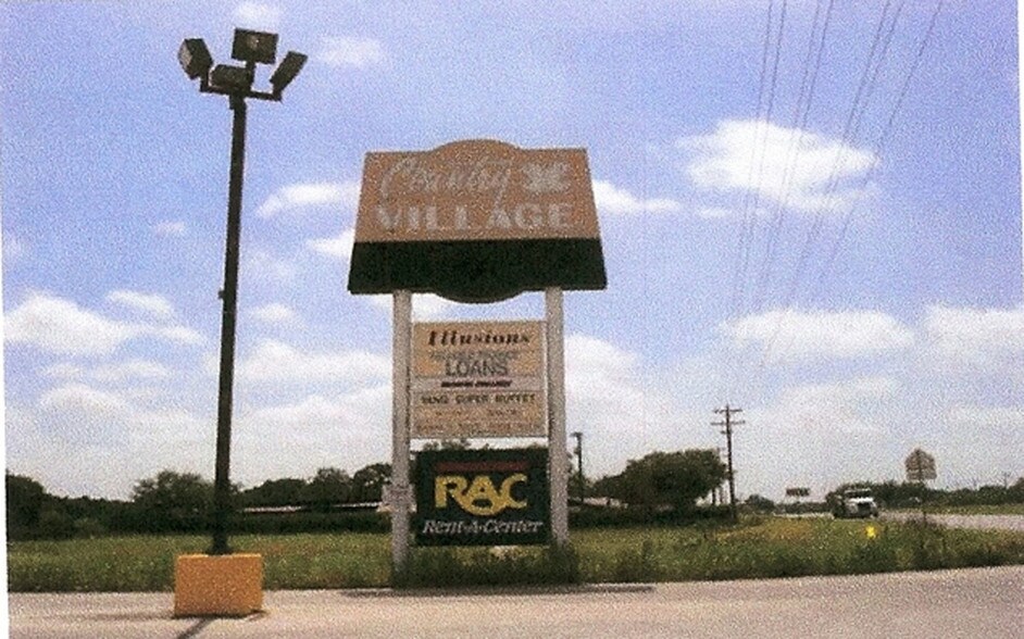 1600 N Sara Dewitt Dr, Gonzales, TX à louer - Photo de l’immeuble – Image 2 sur 3