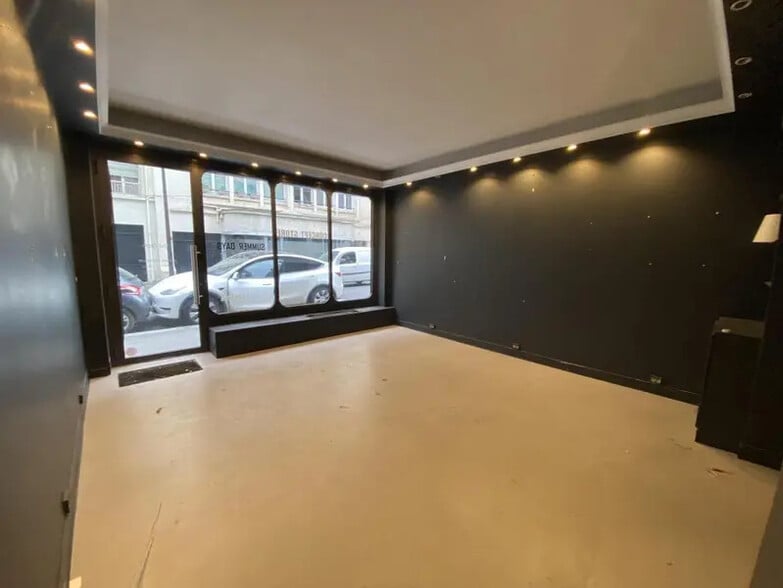 Immeuble residentiel dans Paris à vendre - Photo intérieure – Image 3 sur 7