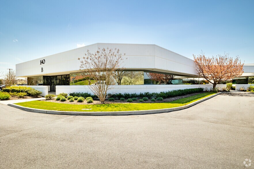 140 Adams Ave, Hauppauge, NY à louer - Photo principale – Image 1 sur 20