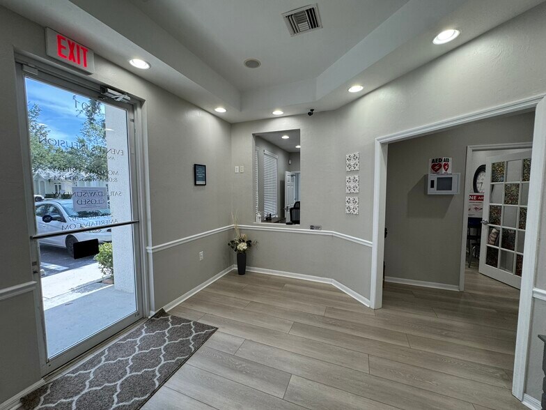 3447 Pine Ridge Rd, Naples, FL à louer - Photo de l’immeuble – Image 2 sur 19