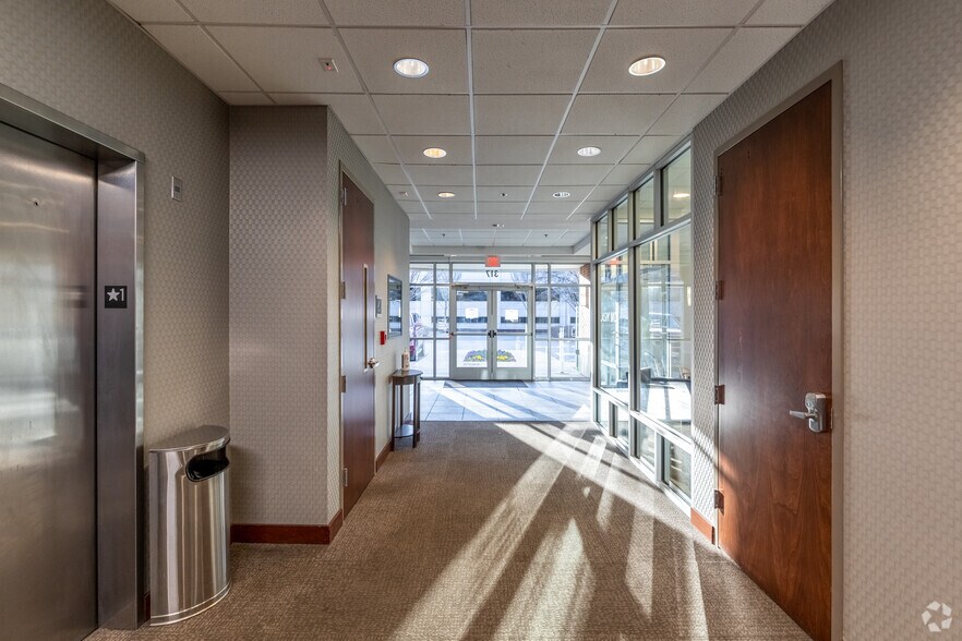 317 Seven Springs Way, Brentwood, TN à louer - Hall d’entrée – Image 2 sur 16