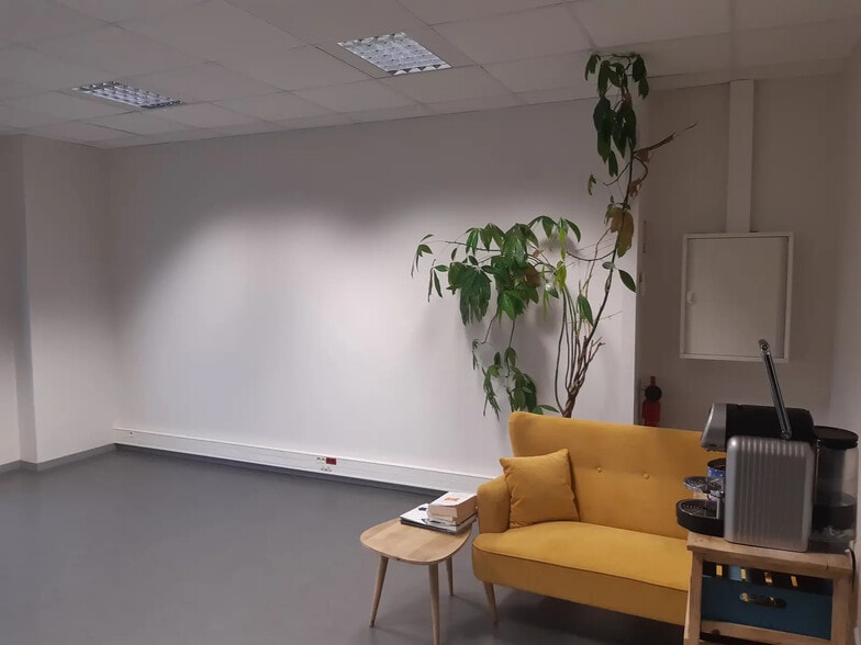 Bureau dans Dury à louer - Photo de l’immeuble – Image 1 sur 6