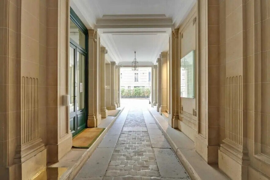 10-12 Avenue De Messine, Paris à louer - Photo de l’immeuble – Image 3 sur 9