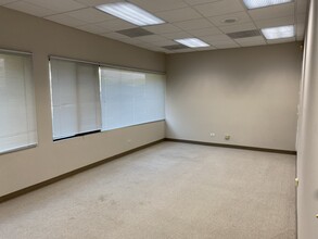915 N Plum Grove Rd, Schaumburg, IL à louer Photo intérieure– Image 2 sur 3
