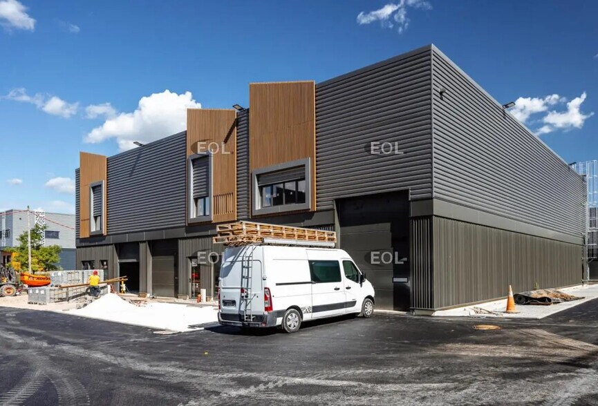 Local d'activités dans Courtry à vendre - Photo de l’immeuble – Image 2 sur 8