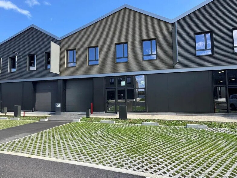 Local d’activités dans Groslay à louer - Photo de l’immeuble – Image 1 sur 7