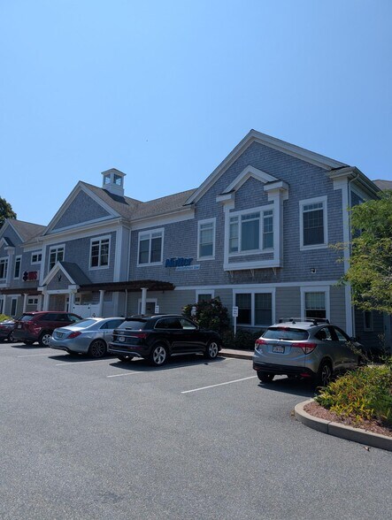 1471 Iyannough Rd, Hyannis, MA à louer - Photo de l’immeuble – Image 3 sur 20