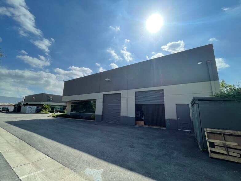 12995 Los Nietos Rd, Santa Fe Springs, CA à vendre - Photo de l’immeuble – Image 3 sur 6