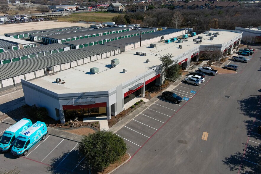 8666 Huebner Rd, San Antonio, TX à louer - Photo de l’immeuble – Image 3 sur 8