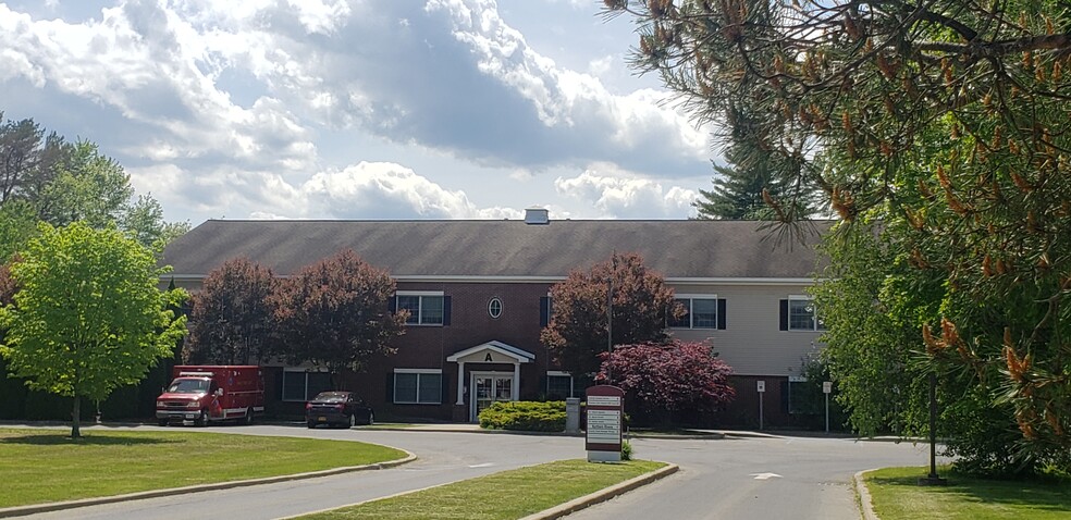 375 Bay Rd, Queensbury, NY à vendre - Photo de l’immeuble – Image 2 sur 39