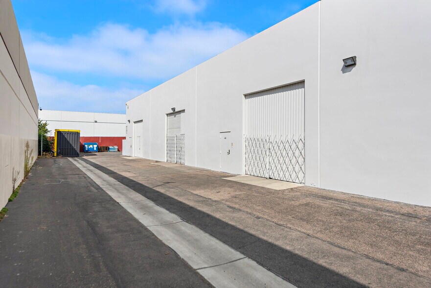 3940-3946 W Segerstrom Ave, Santa Ana, CA à louer - Photo de l’immeuble – Image 3 sur 6