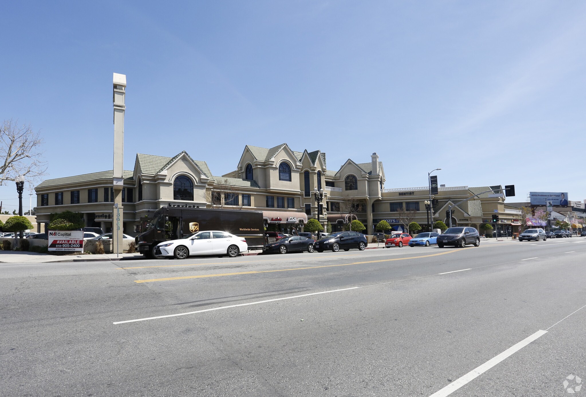 18645-18663 Ventura Blvd, Tarzana, CA à louer Photo principale– Image 1 sur 22