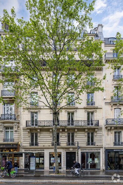 Immeuble residentiel dans Paris à vendre - Photo principale – Image 1 sur 3
