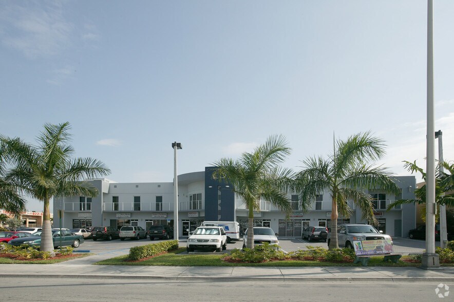 3825 W 16th Ave, Hialeah, FL à louer - Photo de l’immeuble – Image 2 sur 12