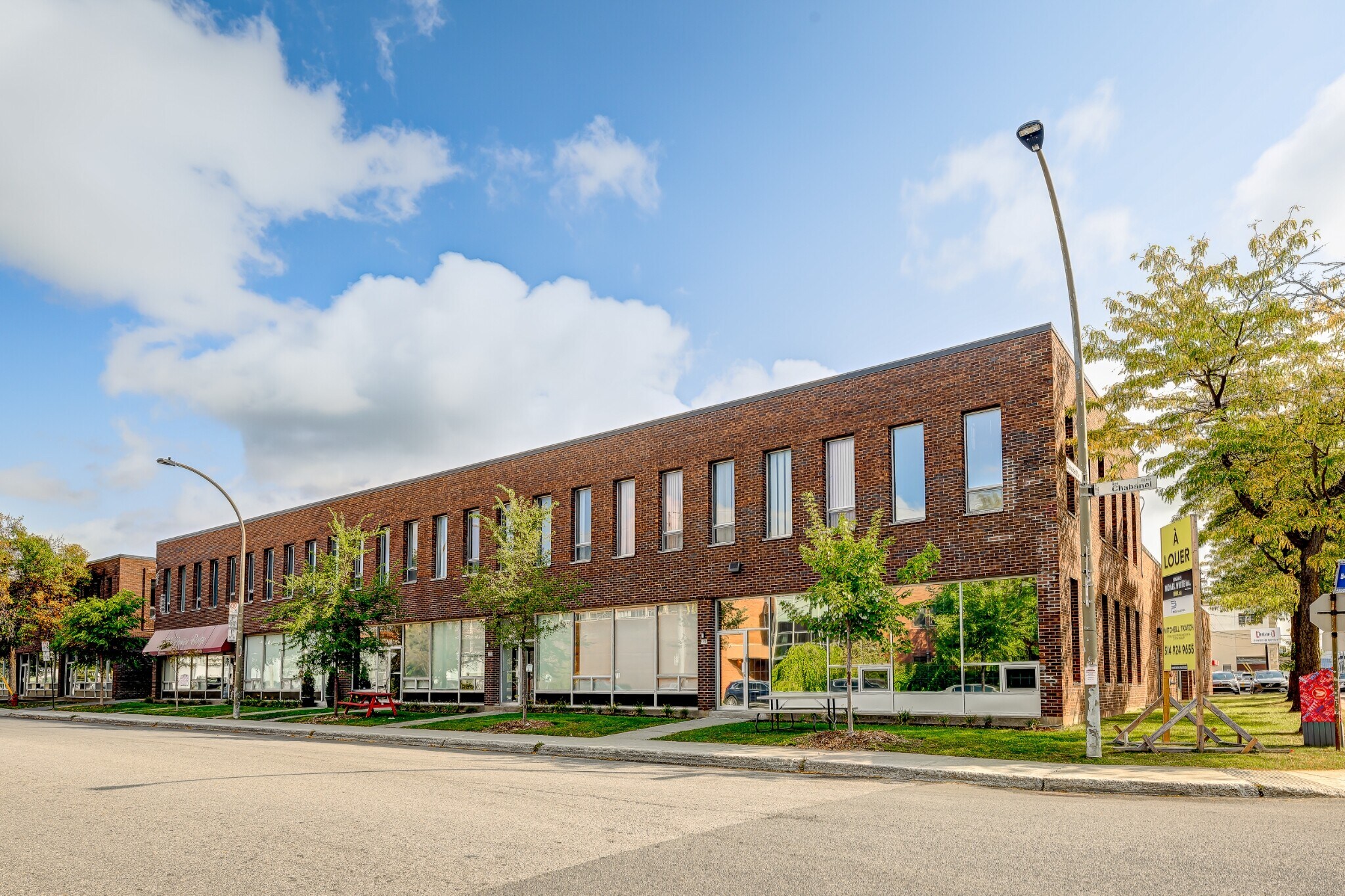 1550-1590 Rue Chabanel O, Montréal, QC à louer Photo de l’immeuble– Image 1 sur 4
