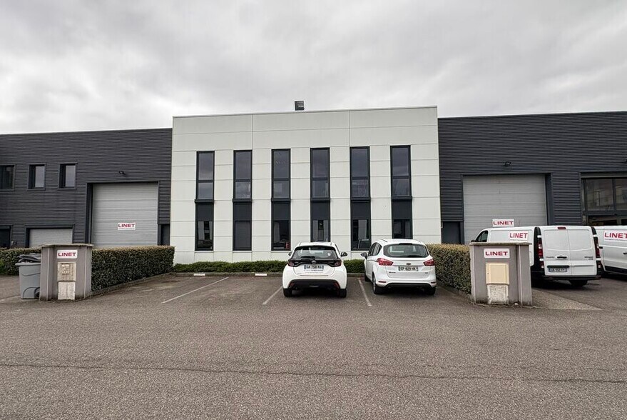 Local d'activités dans Vénissieux à vendre - Photo de l’immeuble – Image 1 sur 14