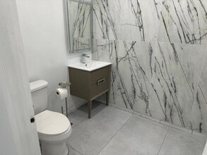 8111-8113 NW 54th St, Miami, FL à louer Photo intérieure– Image 1 sur 44