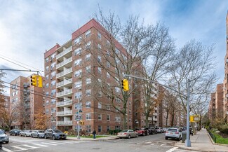 Plus de détails pour 11050 71st Rd, Forest Hills, NY - Logement à vendre