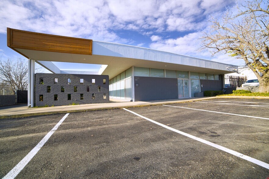 2043 Empire Central Dr, Dallas, TX à louer - Photo de l’immeuble – Image 1 sur 9